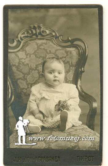 Beba u stilskoj stolici (autor Jakov Abravanel)